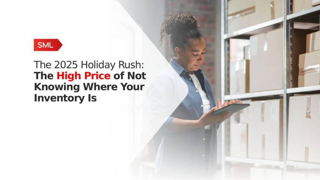 倉庫員工在平板電腦上查看庫存水準,突顯2025年假日高峰期間庫存可見性挑戰。